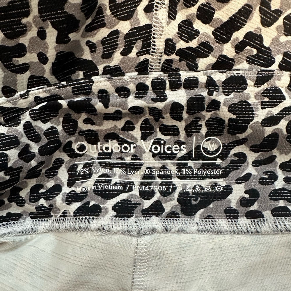 OV TechSweat Workout Set — Snow Leopard - Picture 8 of 10